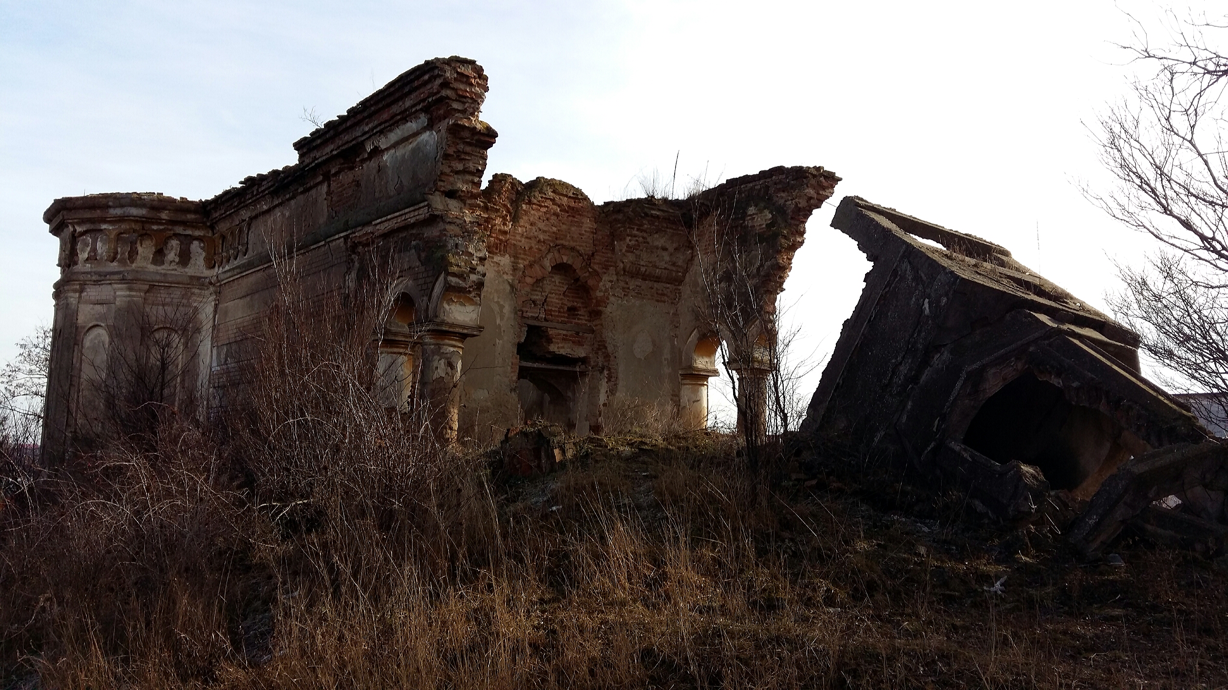 the ruins of orthodox church par Lucian Muntean