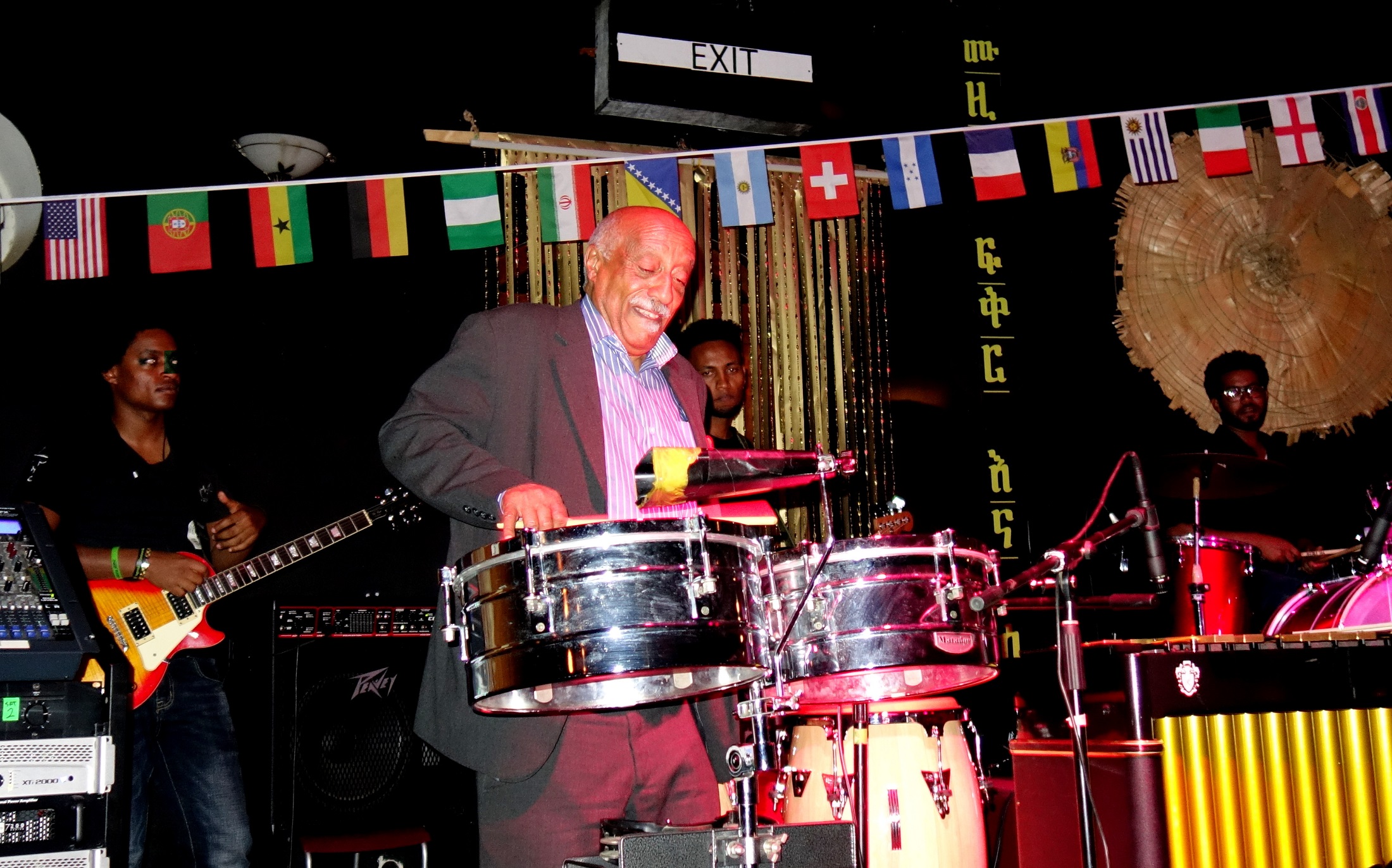 Le légendaire Dr Mulatu Atatke à l’African Jazz Village – Addis Abeba par John Grinling