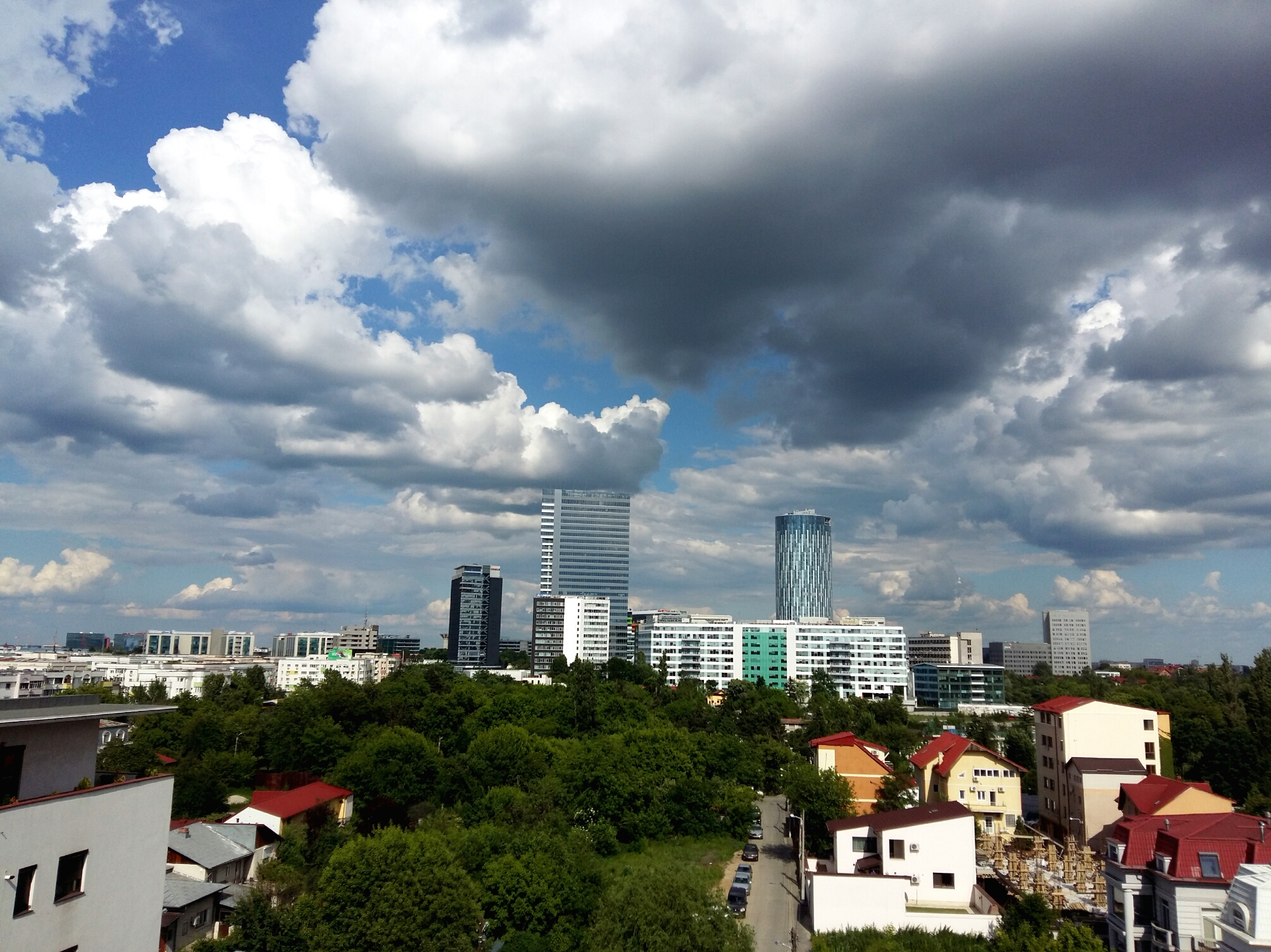 sky above Bucharest par Lucian Muntean