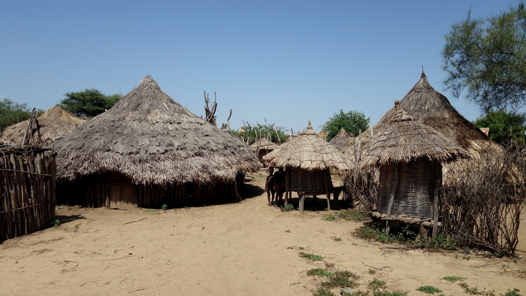 Village Karo éloigné, d’avant l’Age du Plastique par John Grinling