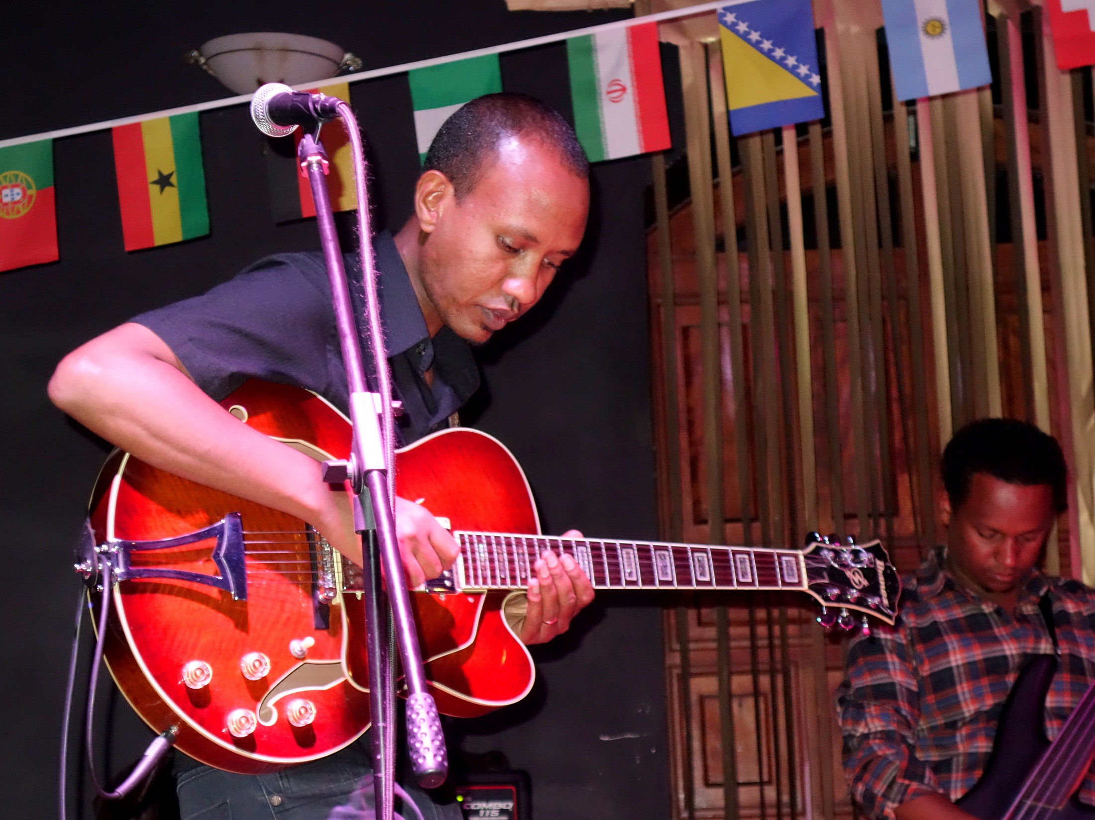 Talentueux guitariste à L’African Jazz Village par John Grinling