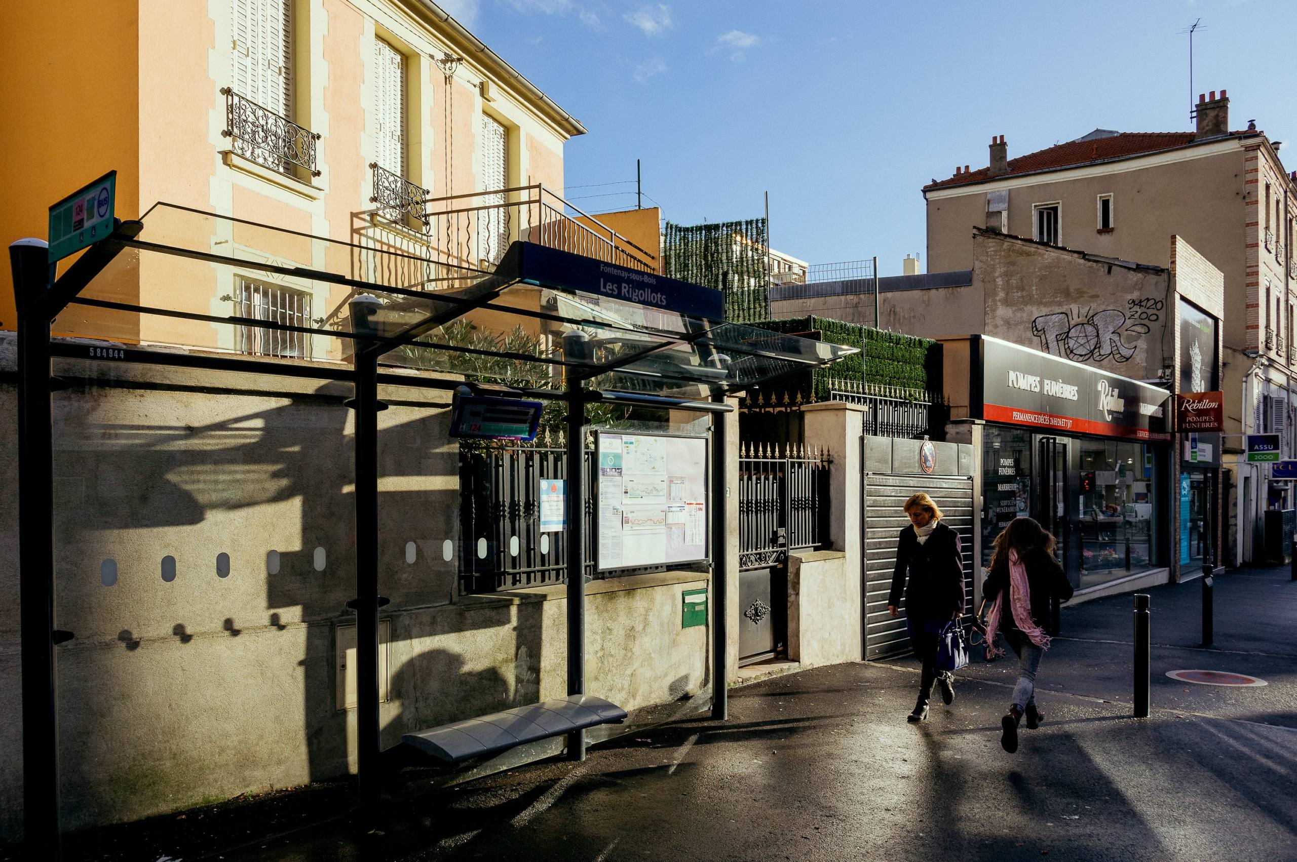 bus côté trottoir par Pierre Montant