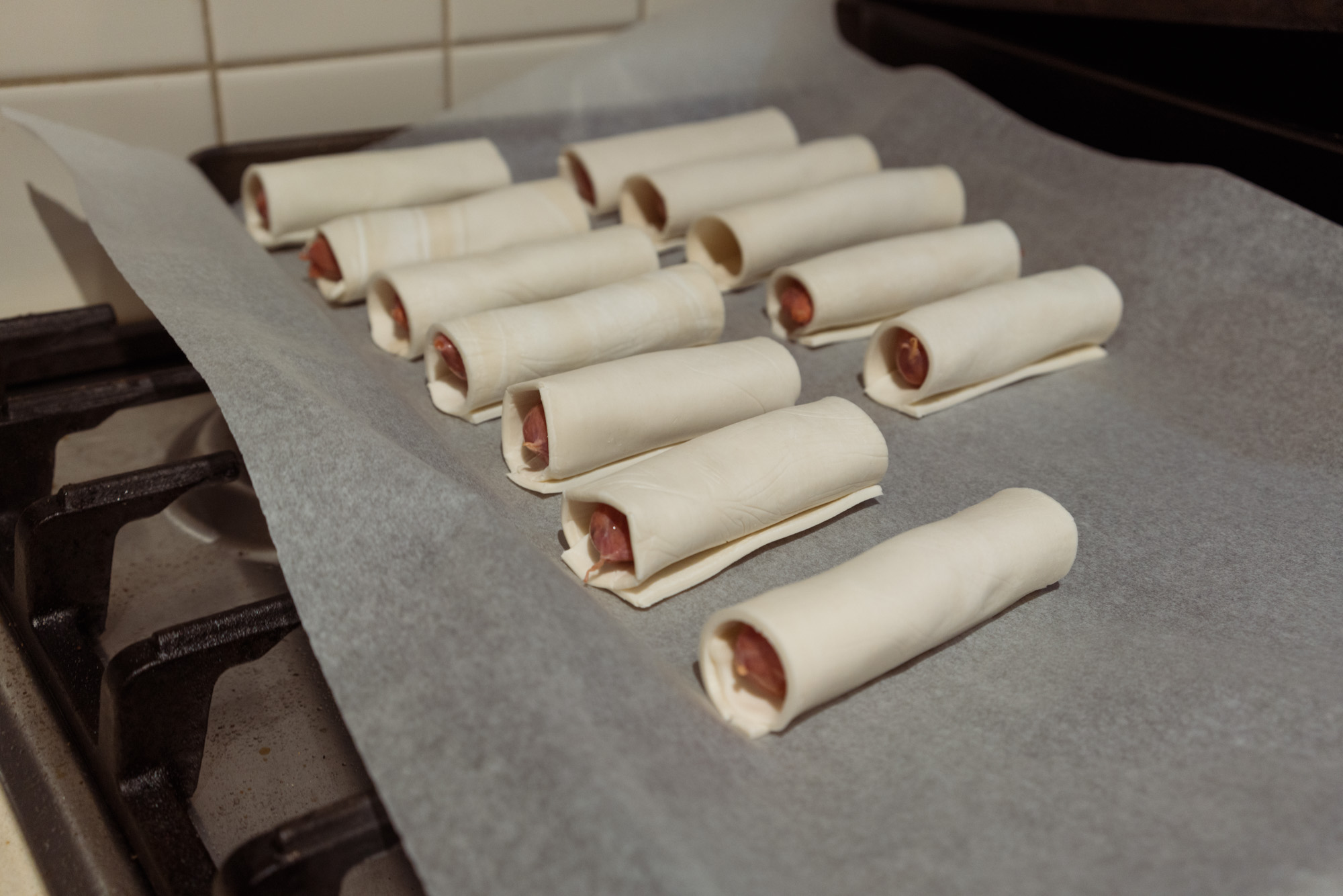 the night of sausage rolls par Anna Salzmann