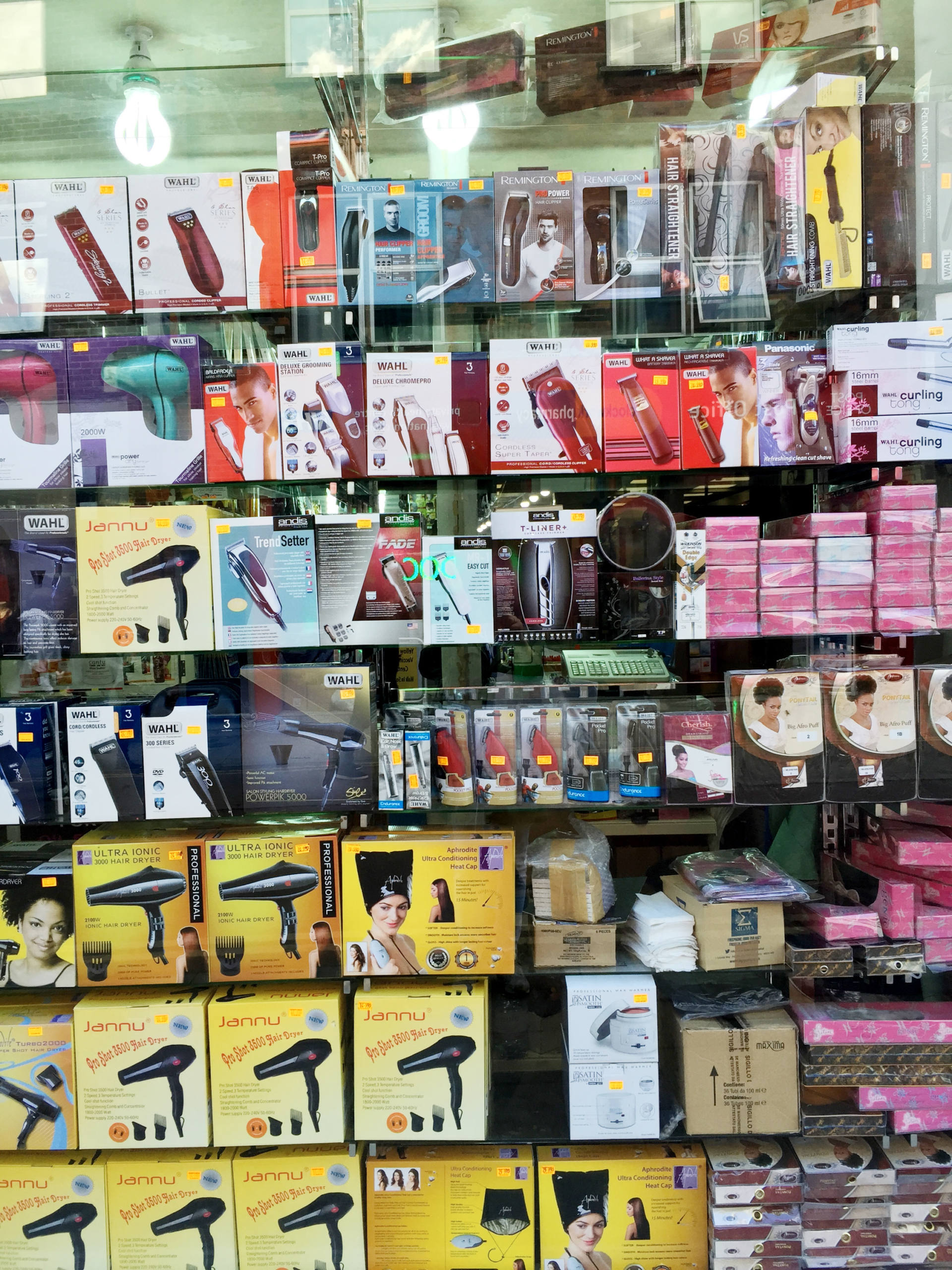 Dalston – windows par Anouk Schneider