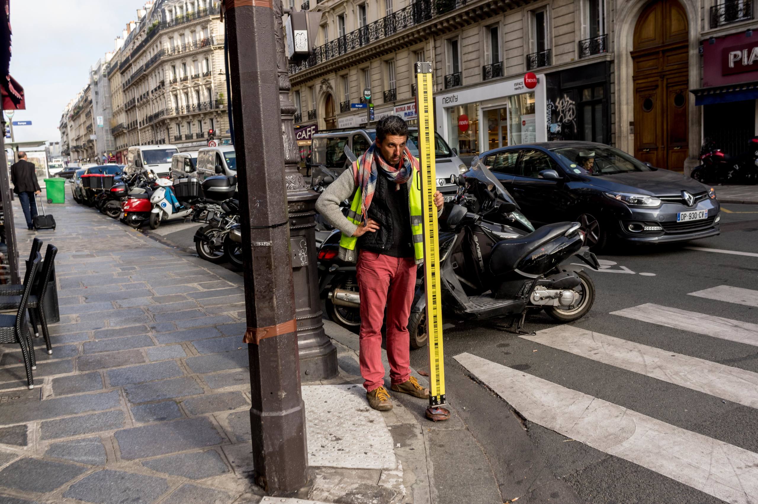 mètre en l’air par Pierre Montant