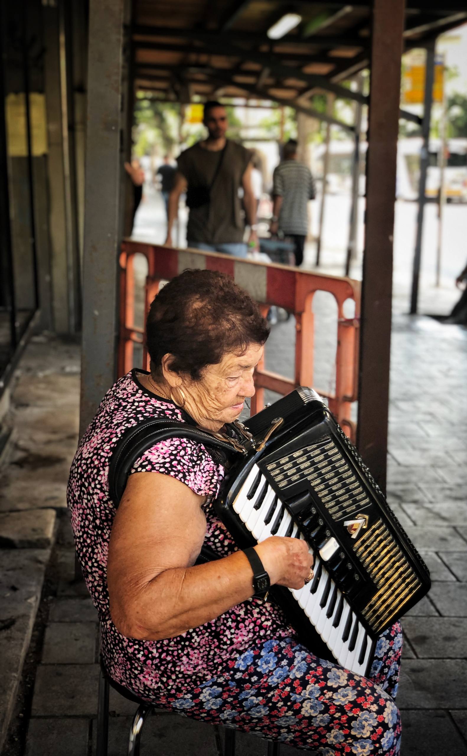 The old woman with the accordion par Yoram Salamon