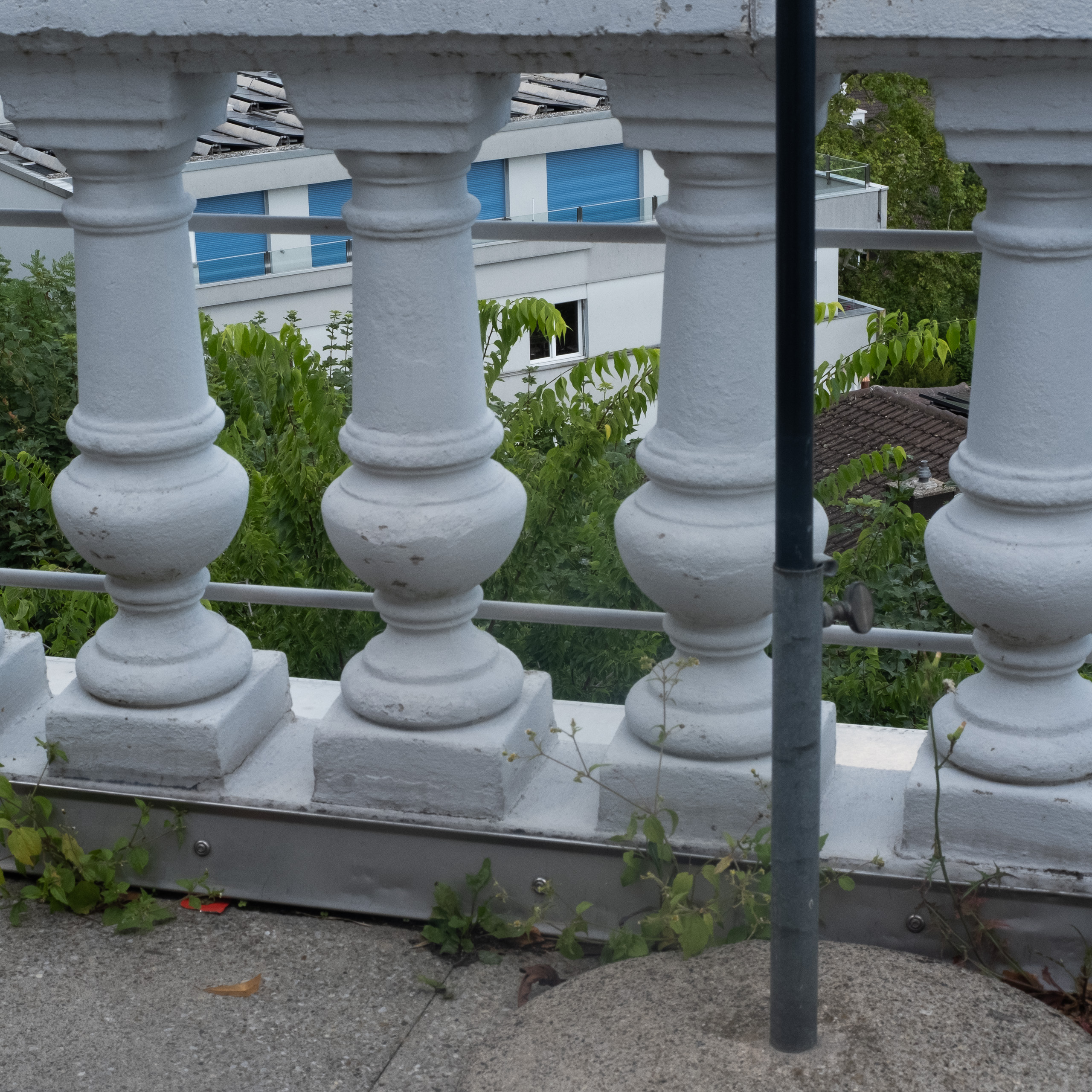 Dialoguer en terrasse (photojournala__e 2331) par Anne Wyrsch