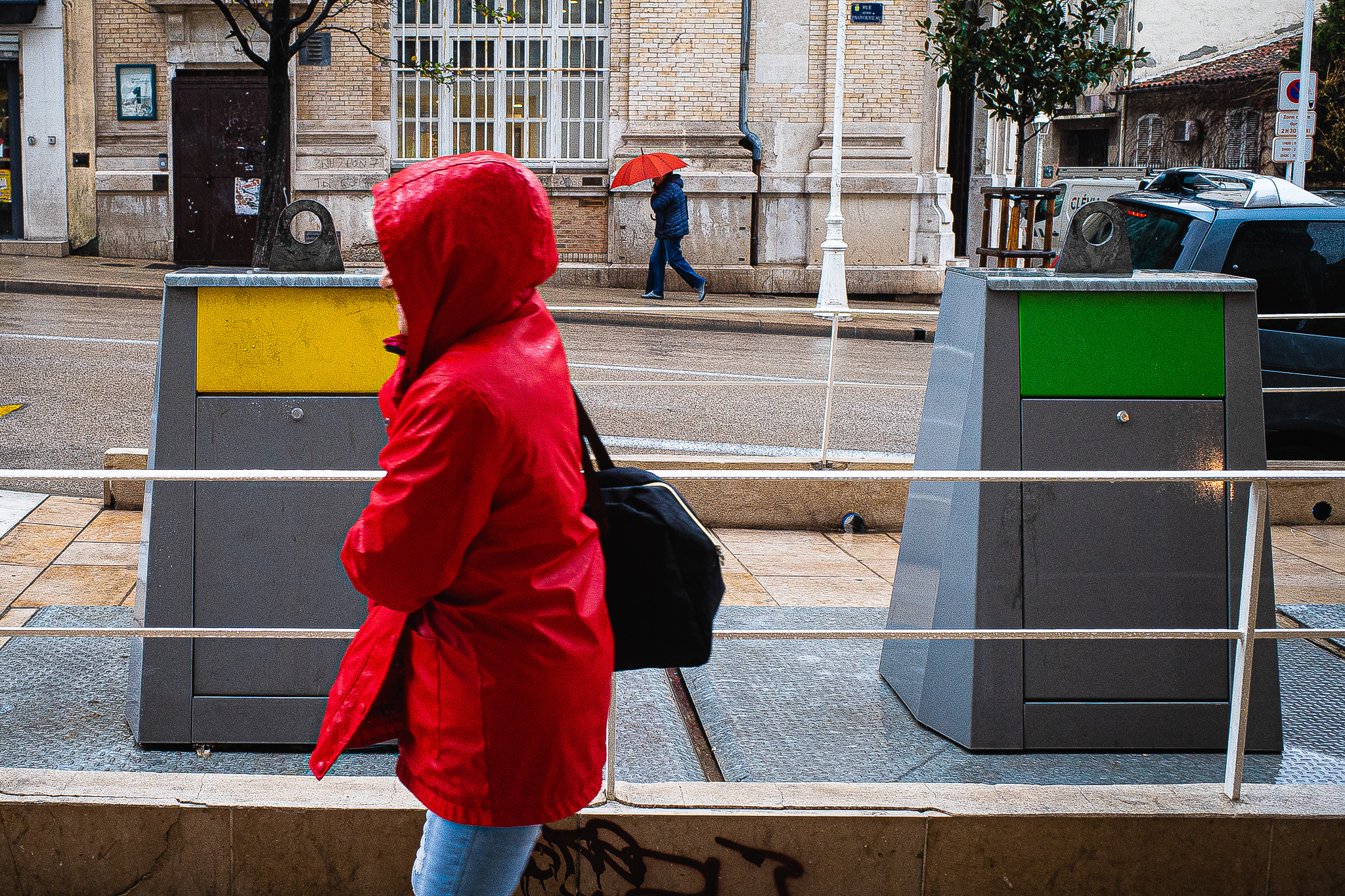 Le rouge sied à la rue par Gérard Dubois