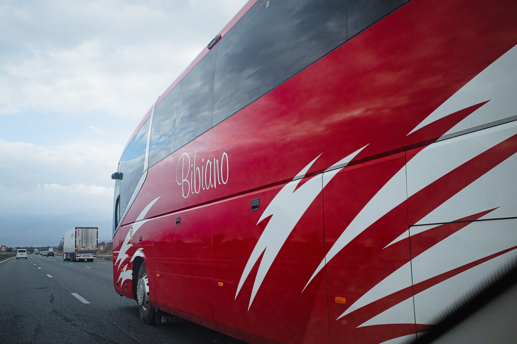 Red on the road par Gérard Dubois