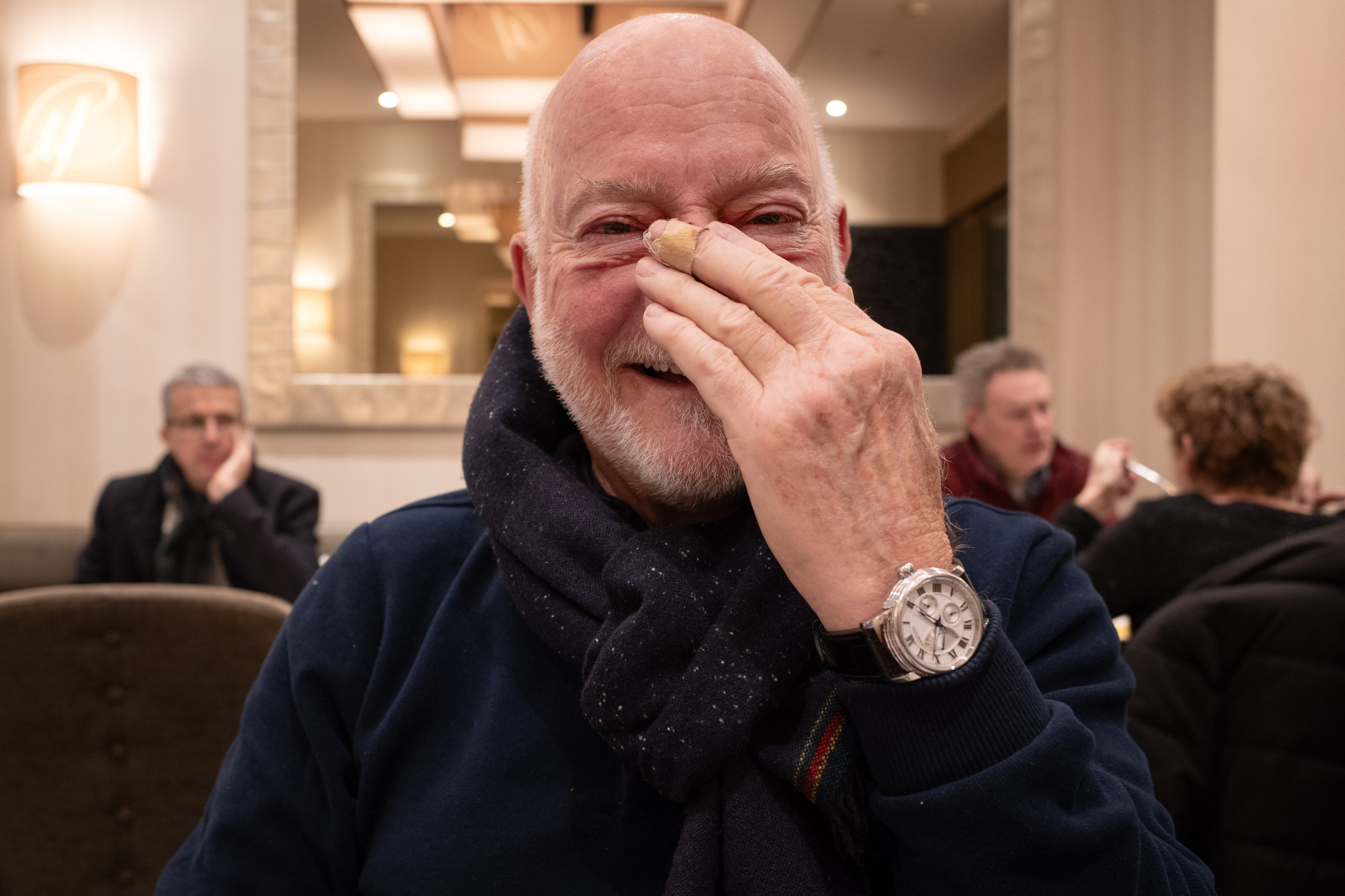 à prêté ses gants à … mis les mains par Francis Traunig