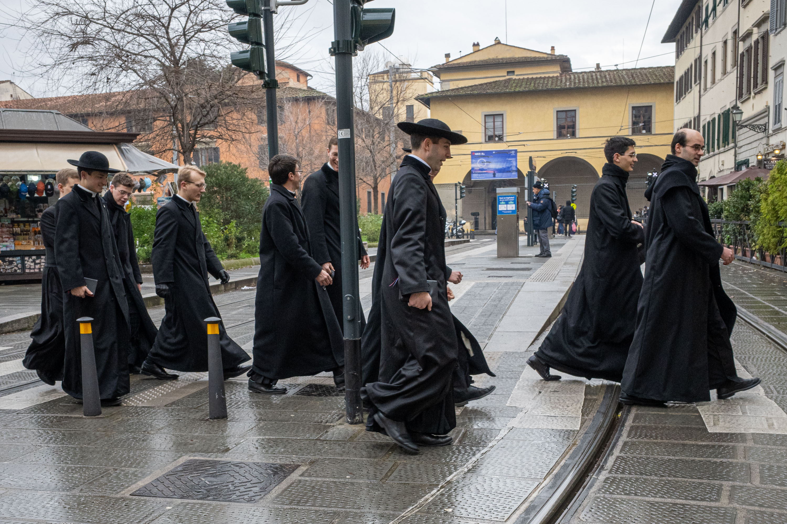 L&rsquo;abito non fa il monaco, ma le piume fano l&rsquo;ucello par Francis Traunig