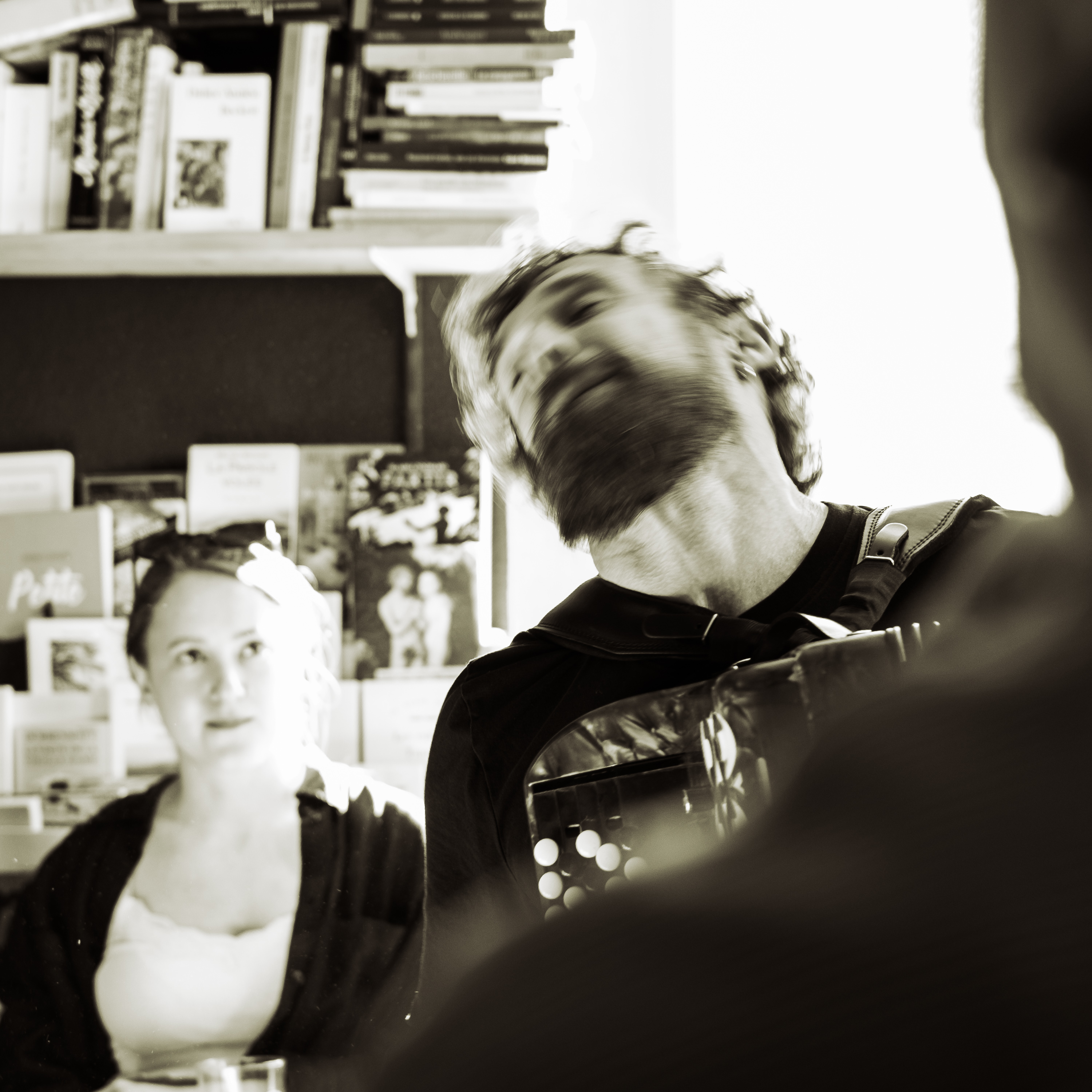 L&rsquo;accordéon de Yegor (@yegorzabelov) (photojournala__e 2602) par Anne Wyrsch