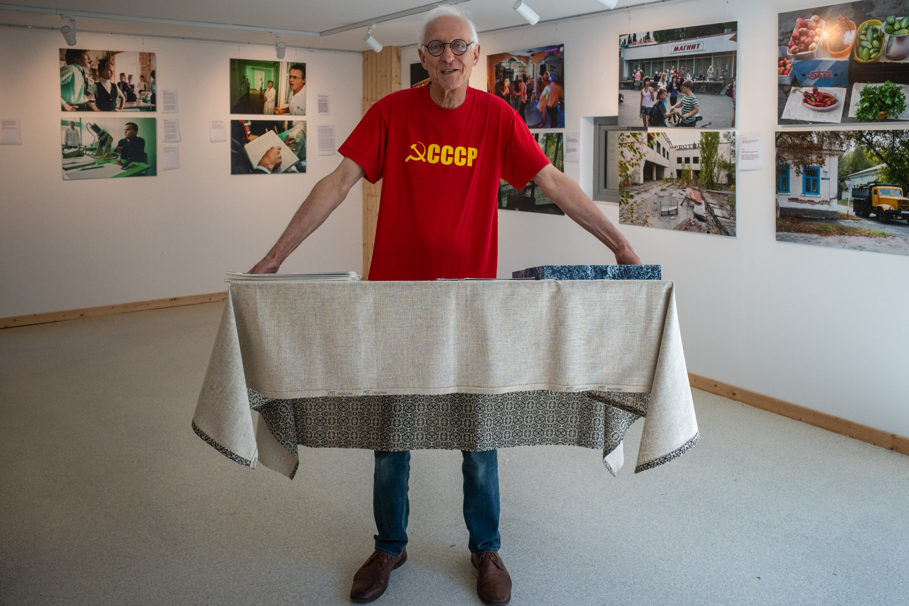 L&rsquo;homme-table, galeriste et photographe par Francis Traunig