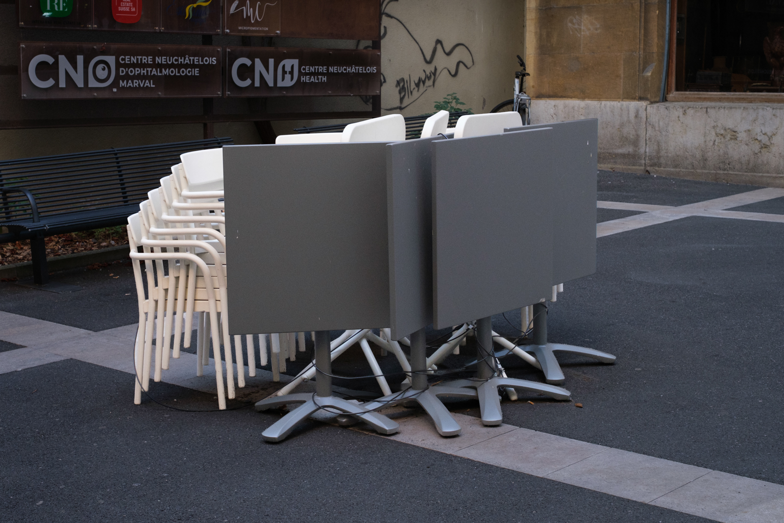 Dans un souci de corporatisme, les tables ont tout de suite voulu protéger les chaises (photojournala__e 2684) par Anne Wyrsch
