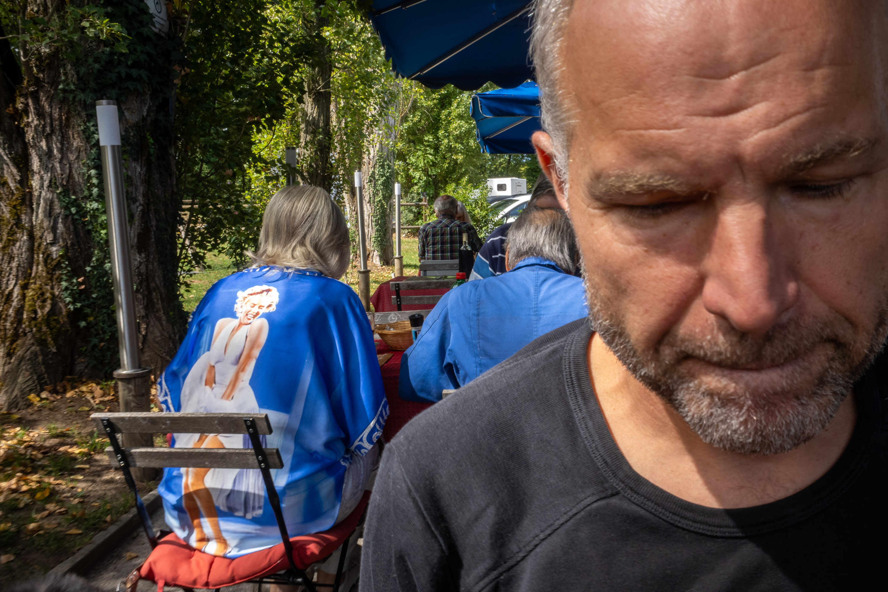 …et nous voilà 3 à table. par Francis Traunig