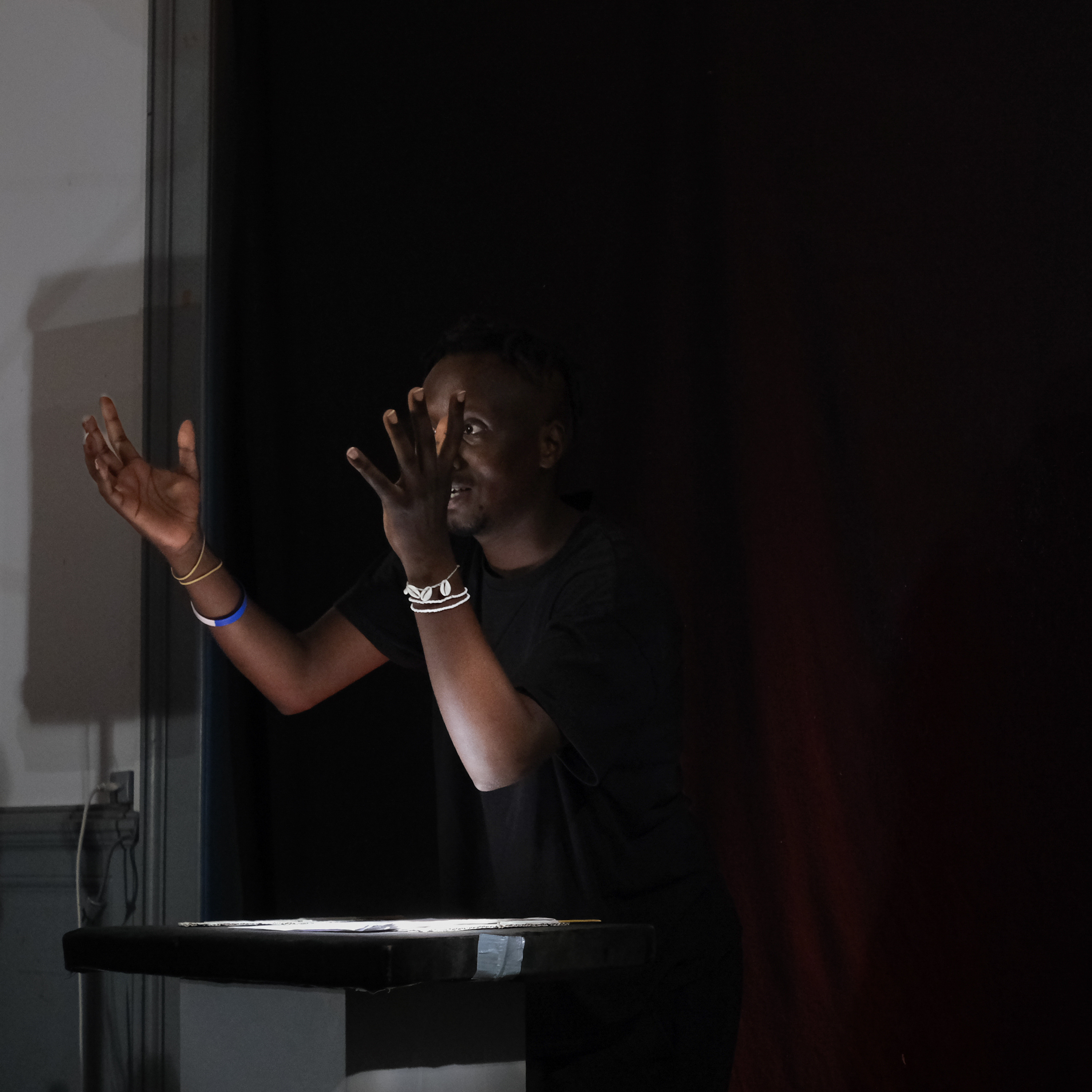 Délestage (lecture de Bareth le positif, texte D. M. Ilunga) (photojournala__e 2716) par Anne Wyrsch