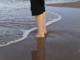 Pieds dans l&rsquo;eau par Yona Tobler