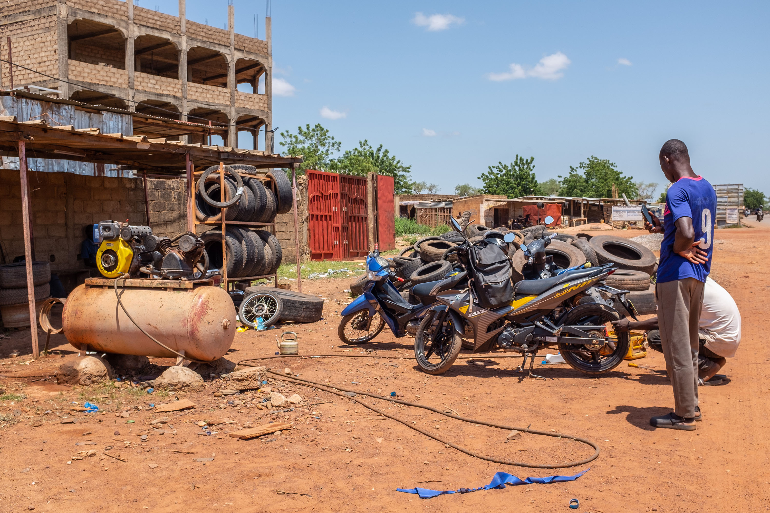 Chez le réparateur de roues et de pneus par Nomwindé Sawadogo