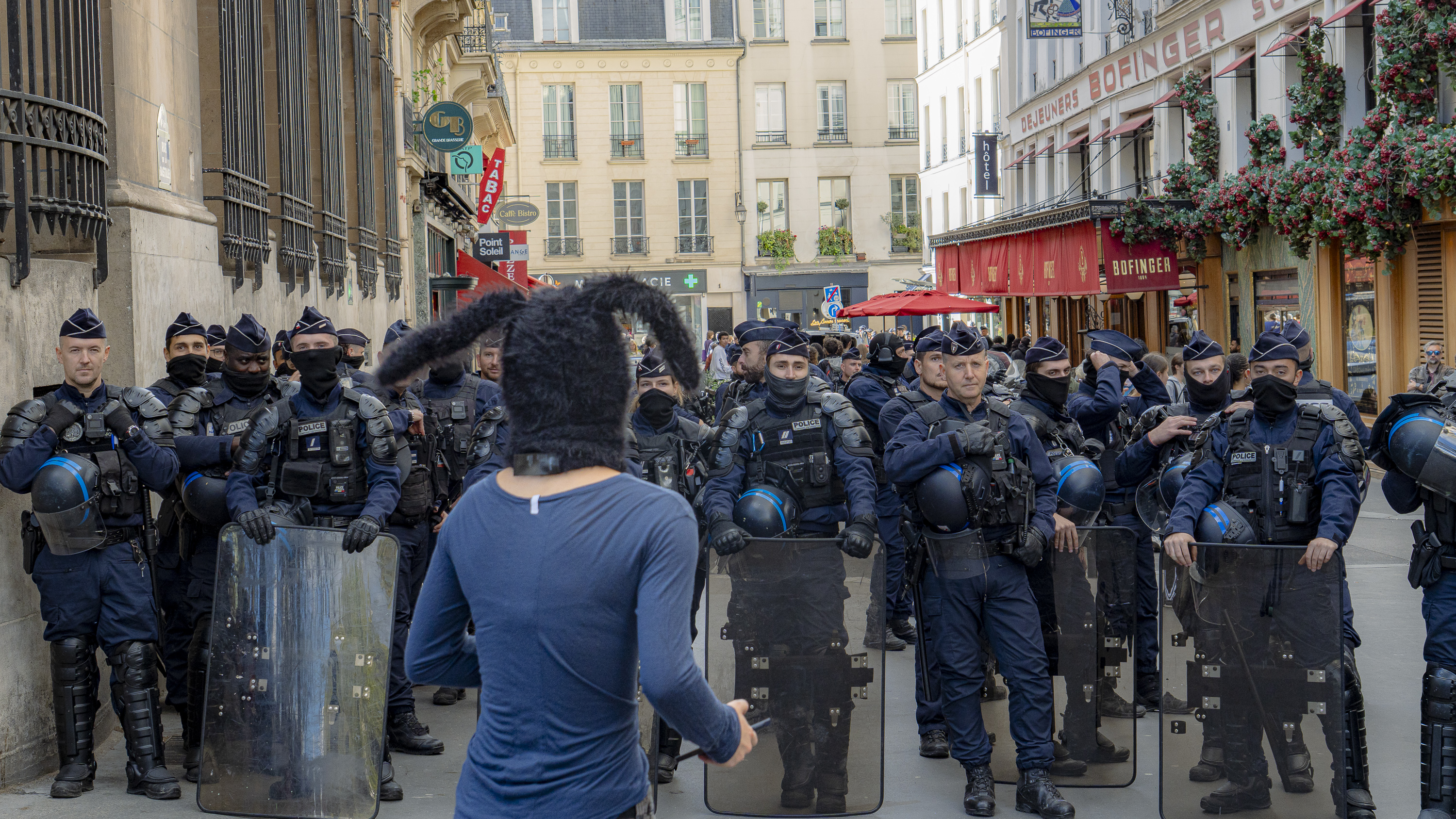 La jeunesse face à l’État Policier !! par Yona Tobler